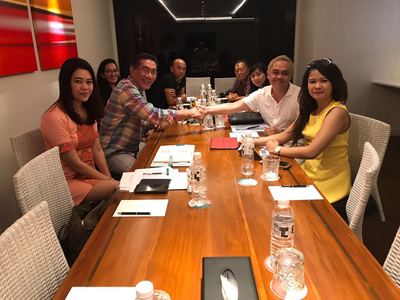 Berjabat tangan kerjasama dengan Bp I Made Wiranatha pemilik Double Six Hotel, Bali